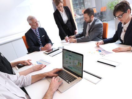 6 people in a business meeting